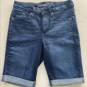 Universal thread high rise Bermuda shorts; size 4